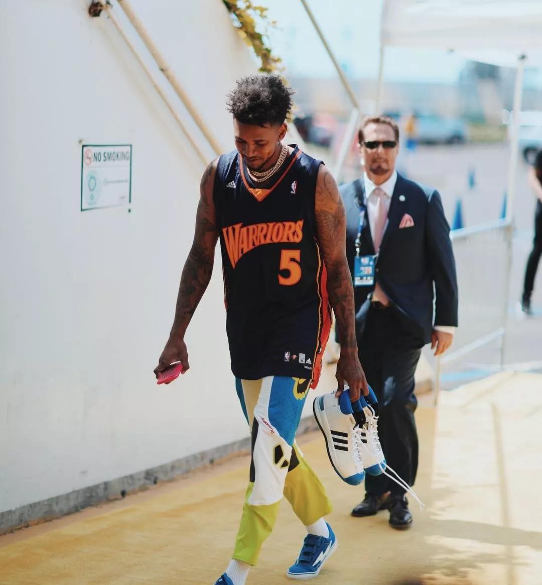 库里接球拔 库里接球拔